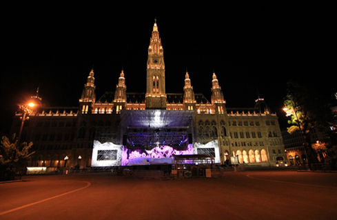 Wiener Rathaus bei Nacht